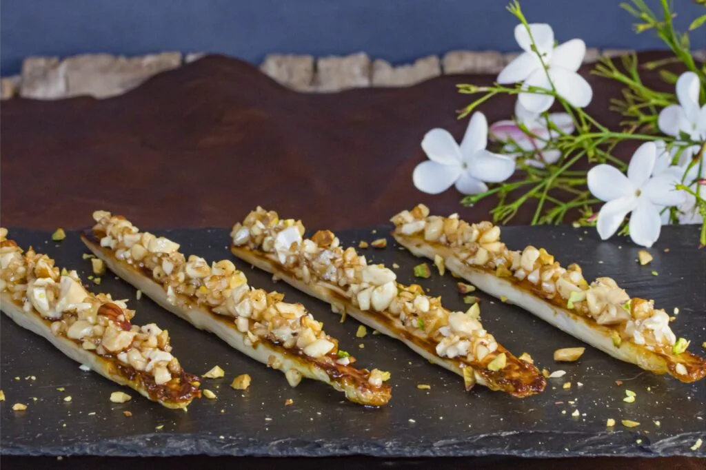 Gekarameliseerde witte asperges met notendressing 2 Gekarameliseerde asperges 1