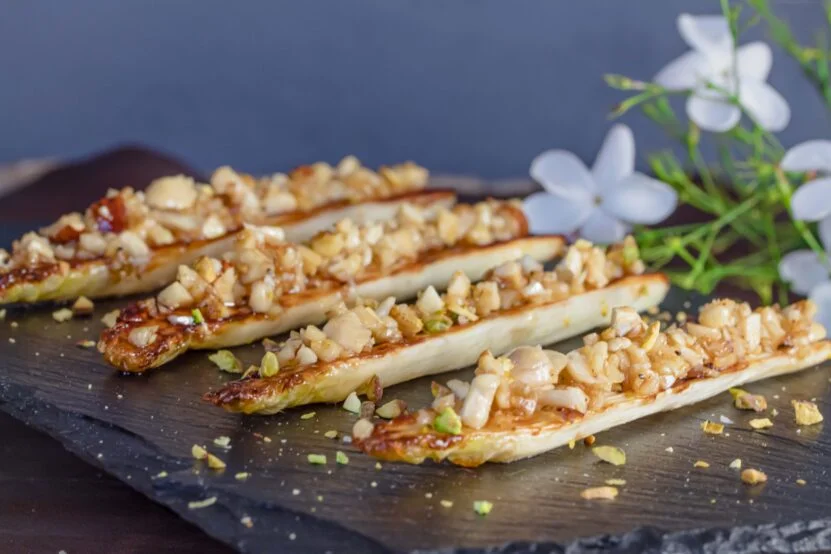 Gekarameliseerde witte asperges met notendressing 1 Gekarameliseerde asperges 2