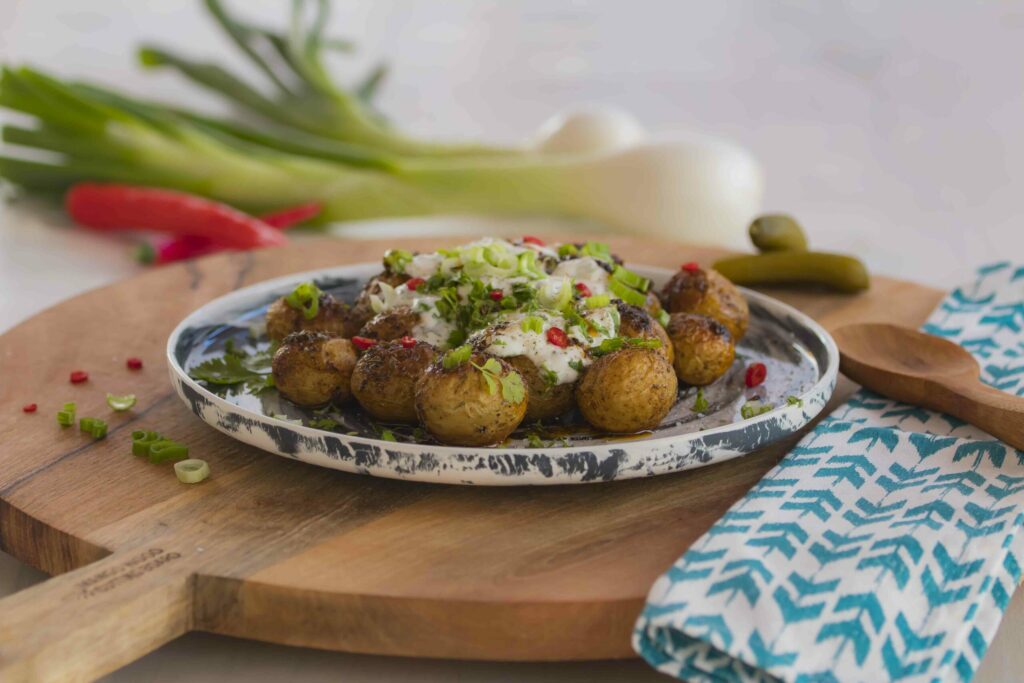 Ensalada de patatas con mejillones 5 Ovengebakken aardappeltjes met korianderyoghurt 4 LR scaled