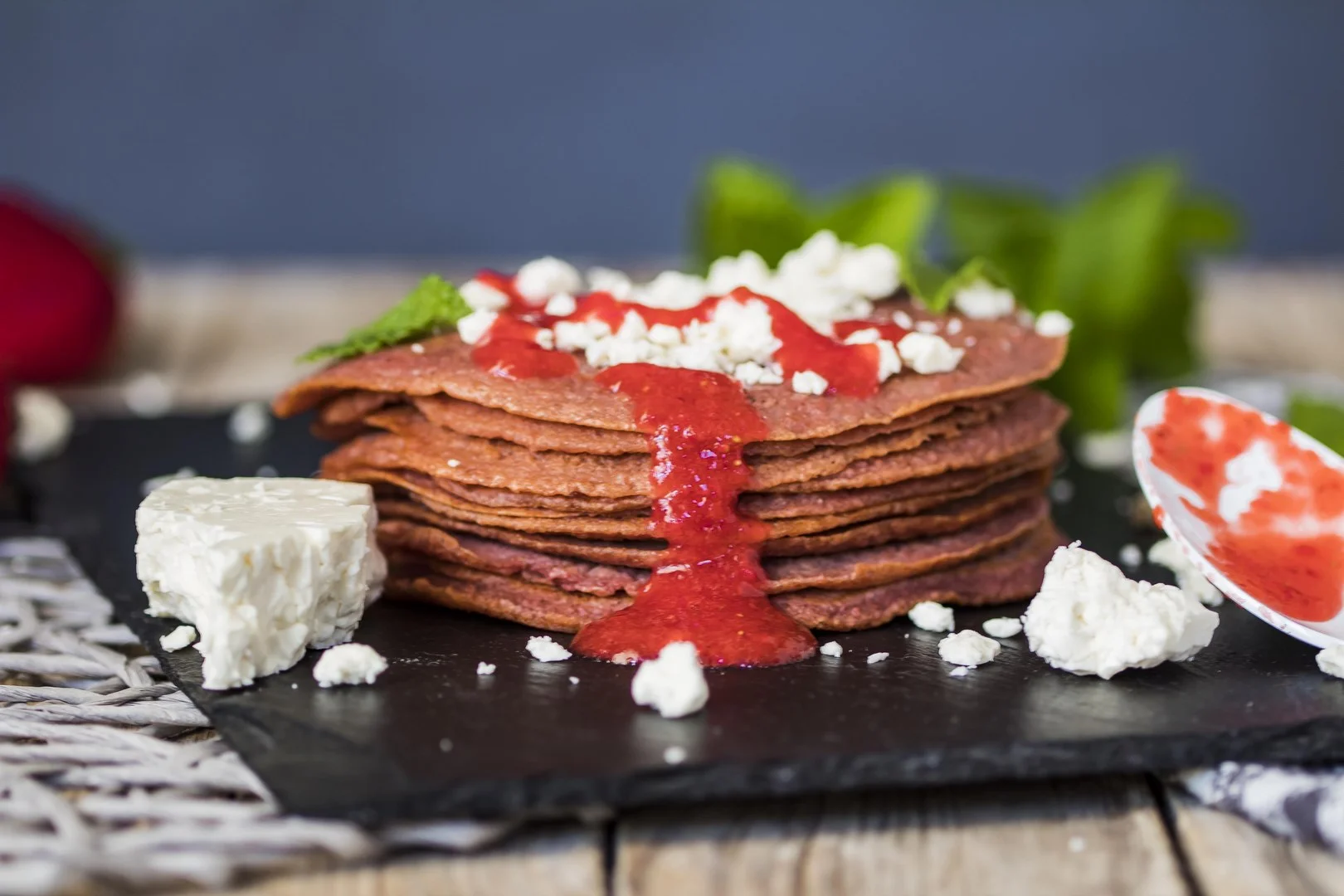 Tortitas de remolacha con queso feta 2 Rode bieten pannekoek met feta frontaal 1 Copiar