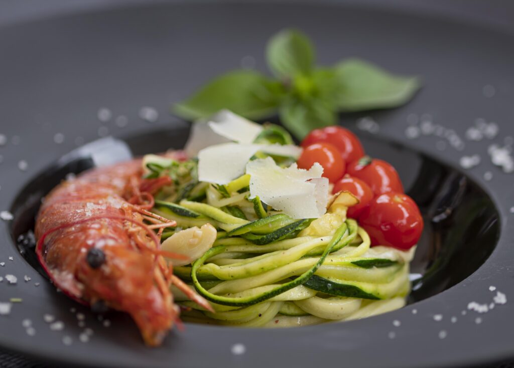 Courgetti with scampi and cherry tomatoes - Secretos Del Sur