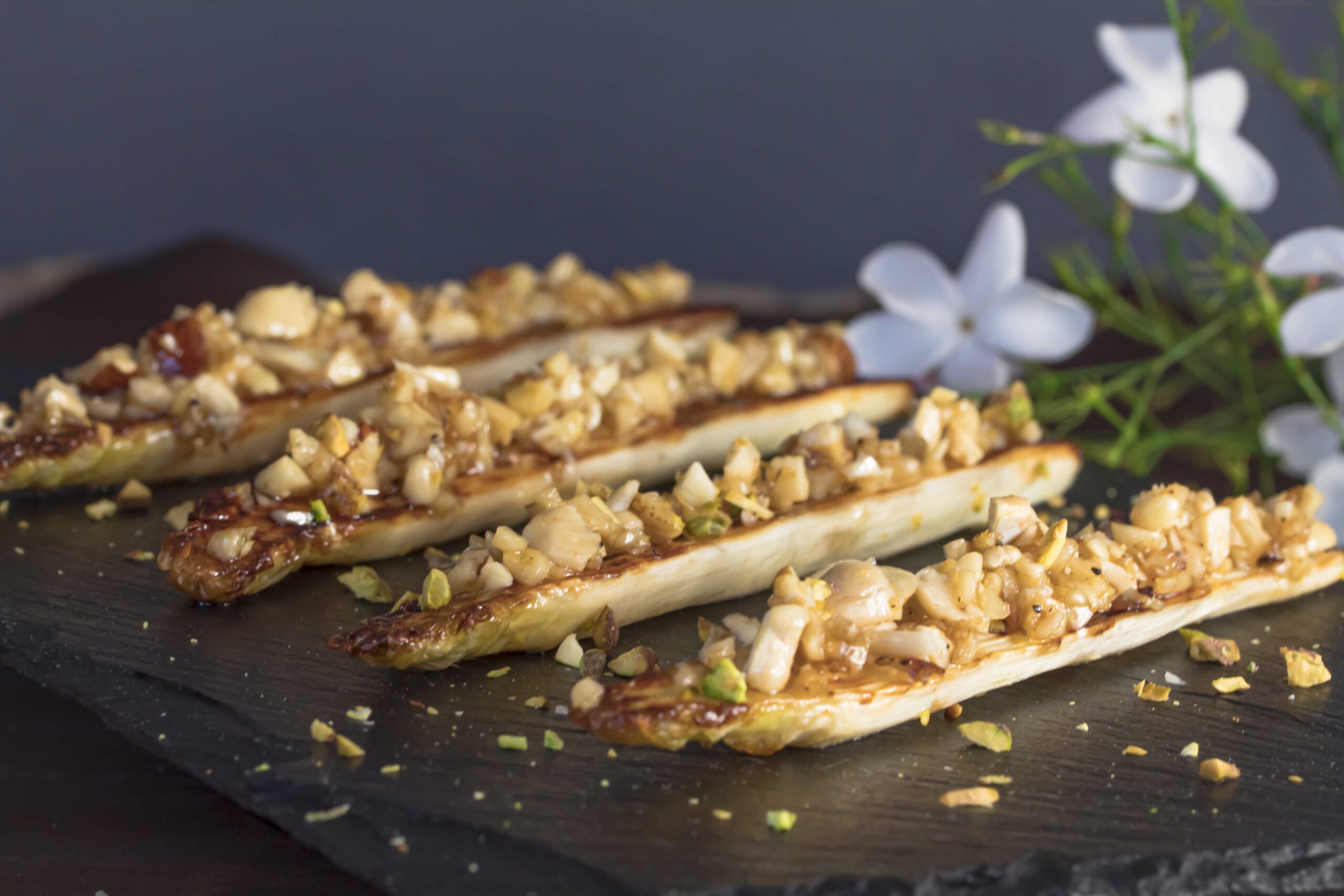 Gekarameliseerde witte asperges met notendressing 1.1 scaled