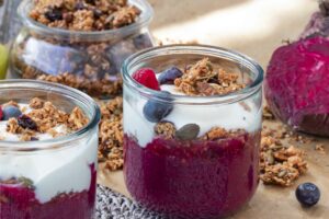 Yoghurt met rode biet, banaan en homemade granola 2 Rode biet yoghurt 1.6