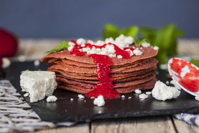 Beetroot pancakes with feta cheese 1 Rode bieten pannekoek met feta 1.2