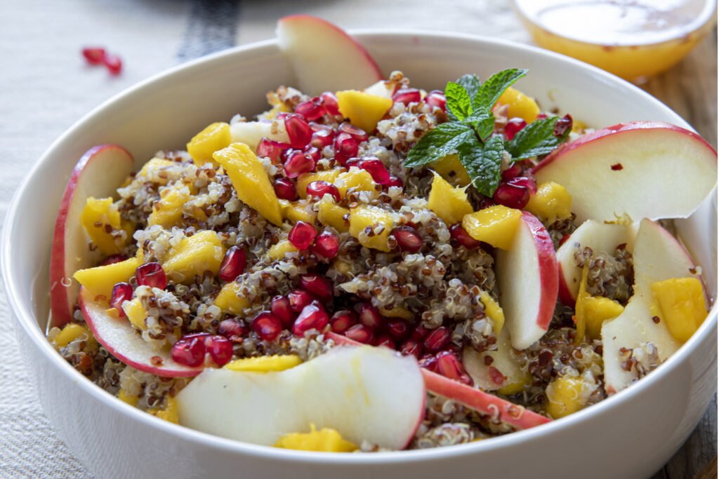 Quinoa salade met mango, appel en sinaasappel dressing 4 QMDUIHS