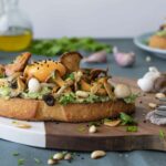 Toast Cantharel met avocado en ei