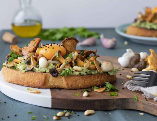 Toast Cantharel met avocado en ei