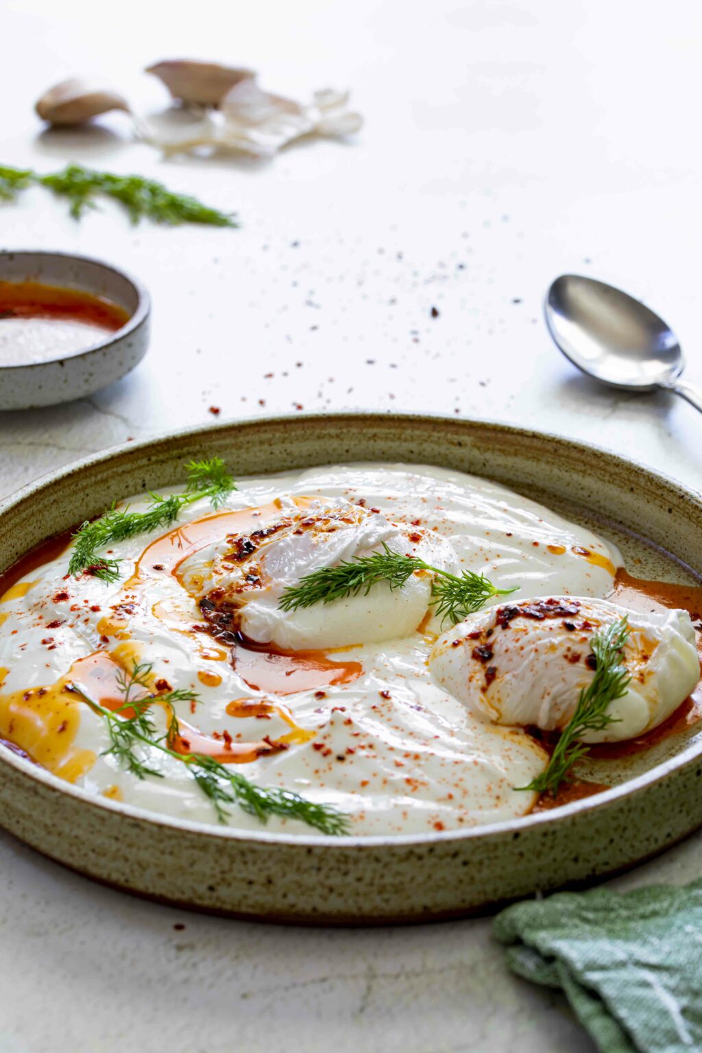 Eitjes met chiliboter en yoghurt, Cilbir, een Turks gerecht Secretos Del Sur