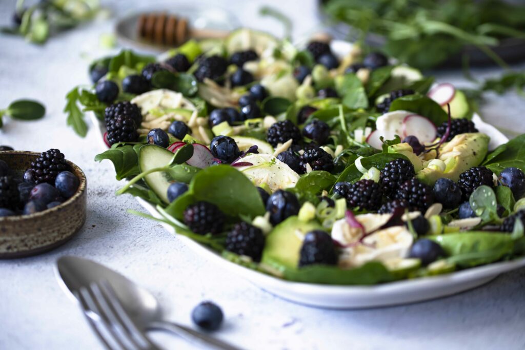 Berry salad with goat cheese and honey 3 Bessen salade met geitekaas en honing 1