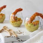 Een aperitiefhapje met gebakken scampi met wortel, prei en anijs