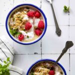 Frambozen kokos yoghurt met zaden en siroop