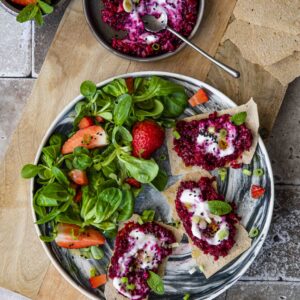 Een snelle en gezonde lunch met deze frisse bieten en aardbeiensalsa