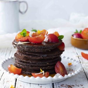 Boekweit pannenkoeken met chocolade en pruimen