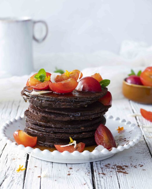 Boekweit pannenkoeken met chocolade en pruimen