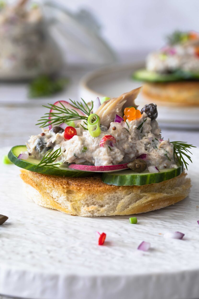 Toast met zelfgemaakte gerookte makreel salade