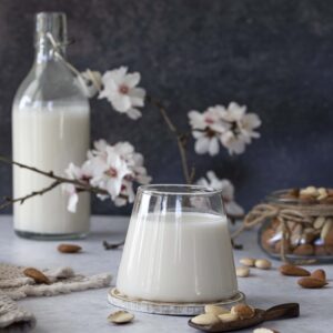 Amandelmelk, een plantaardige romige melk