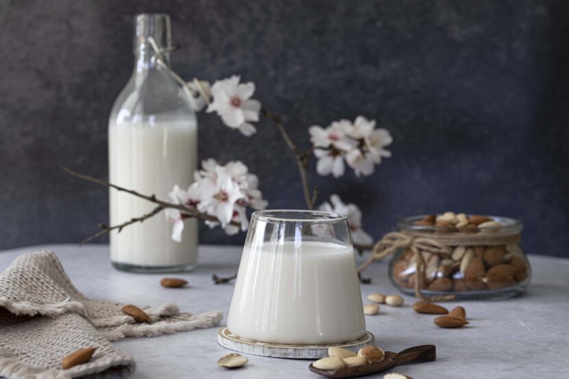 Amandelmelk, een plantaardige romige melk