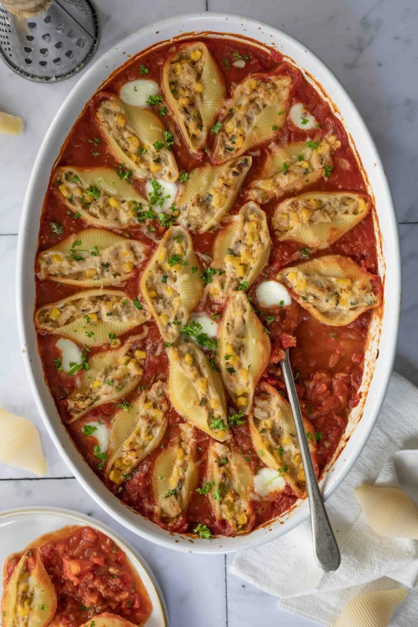 Pasta schelpen gevuld met tonijn in pittige tomatensaus 1 Gevulde pastaschelpen met tonijn in een pittige tomatensaus