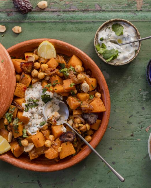 Tajine van pompoen en kikkererwten lekker gekruid met Marokkaanse kruiden.
