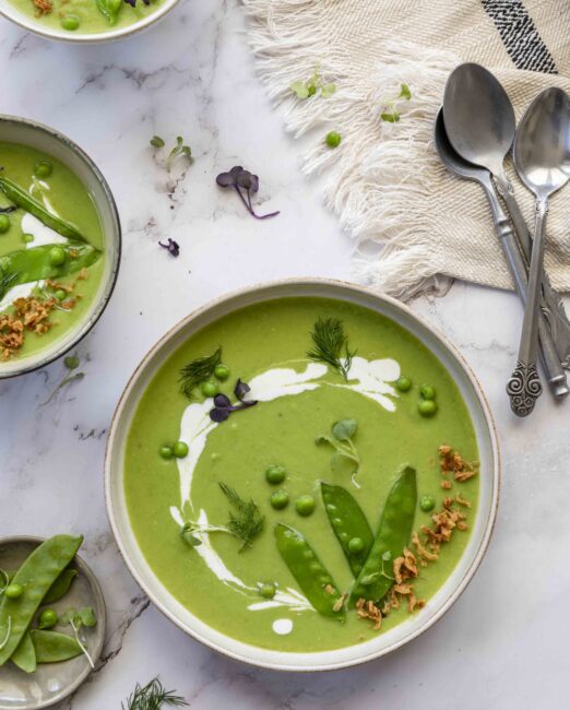 sopa de guisantes con tirabeques crujientes