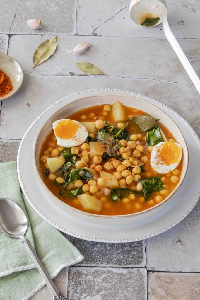 Sopa con garbanzos, espinacas y huevo
