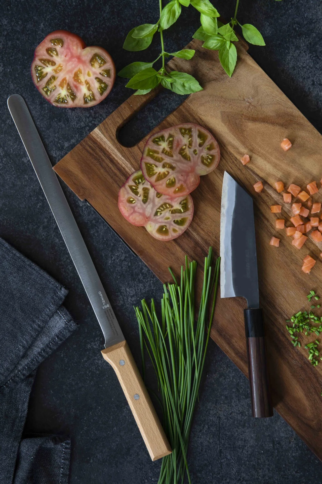 How do I choose the right cutting board? Knivesandtools gives advice!