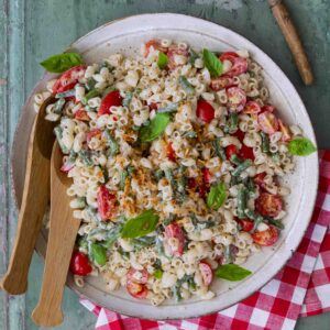 Macaroni salade met groenten en yoghurt