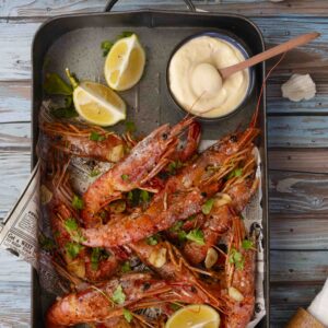 Gegrilde gamba's met zelfgemaakte knoflookmayonaise