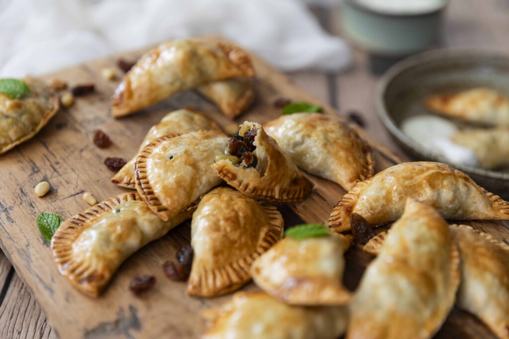 Empanadas with spinach, raisins and pine nuts 2 Empanada met spinazie en rozijnen 1