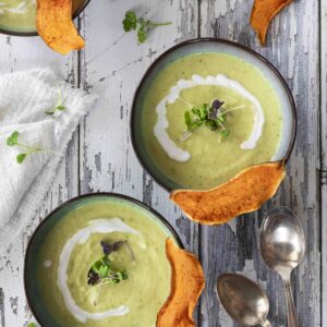 knolseldersoep met curry, peterselie en zoete aardappelchips