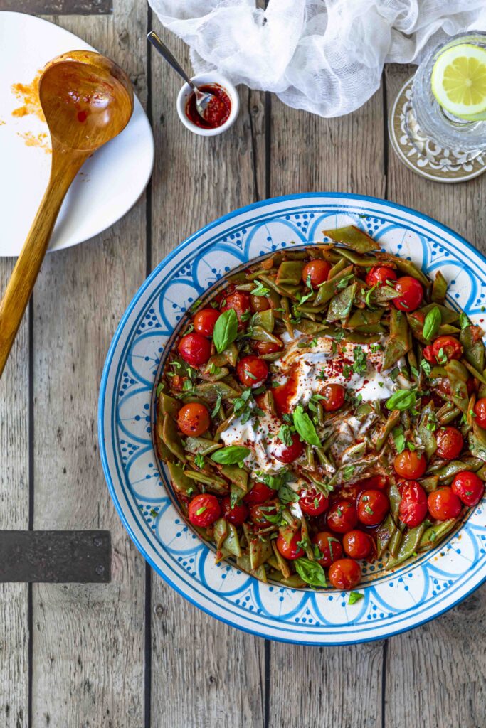 Runner beans with tomato and chili yogurt - Secretos Del Sur