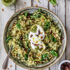 Orzo pasta met pesto, Burrata en spinazie