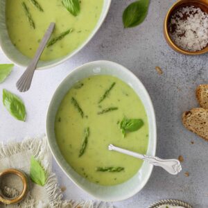 Groene aspergesoep met lente ui en basilicum