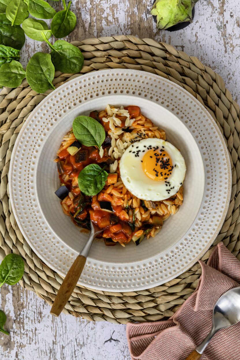 Orzo pasta with eggplant, spinach, tomato and egg 1 Orzo recept met tomaat aubergine en ei 2
