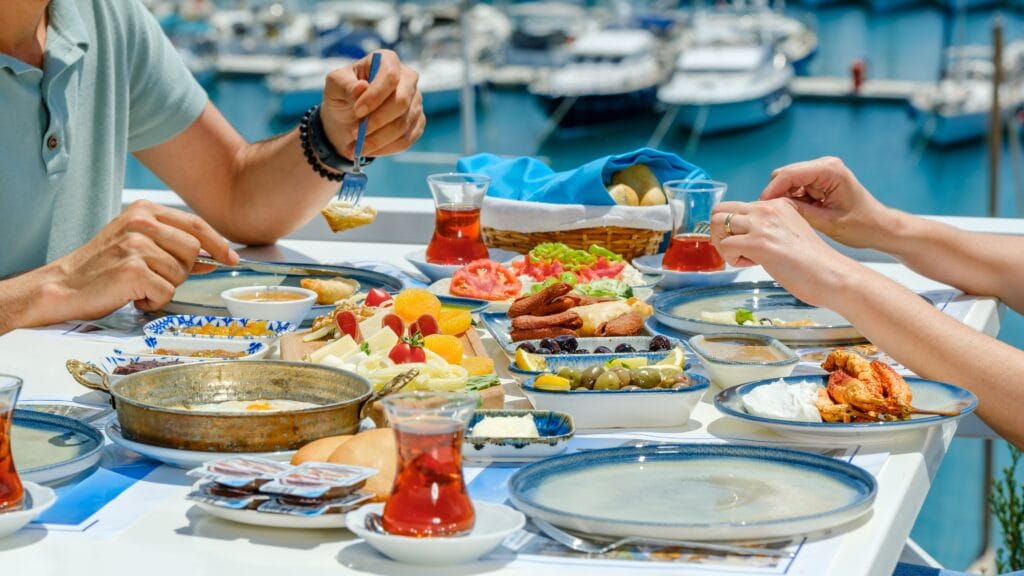 The art of slow living: how the Mediterranean rhythm benefits your health. 2 eettafel 1