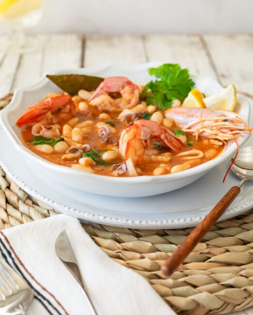 White beans with calamari and prawns, Mediterranean style 3 Guiso de alubias blancas 1
