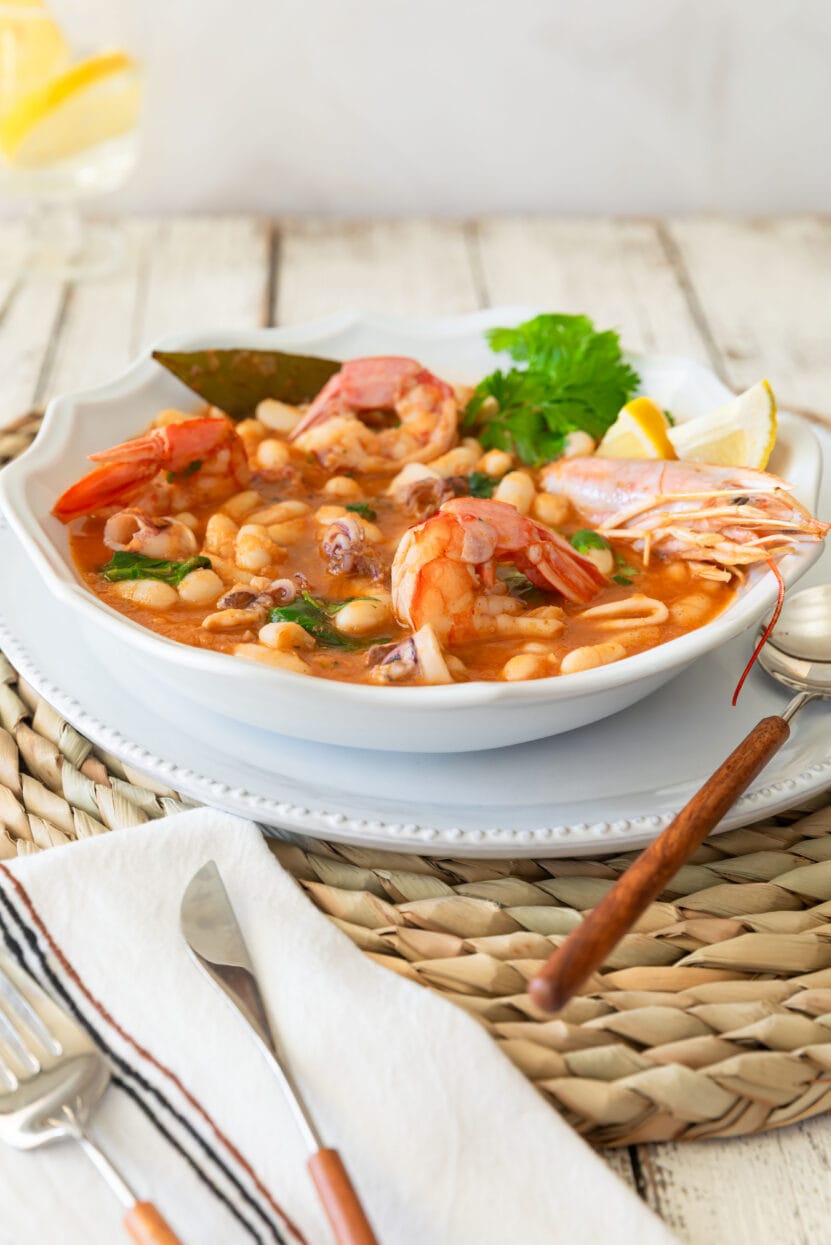 White beans with calamari and prawns, Mediterranean style 1 Guiso de alubias blancas 1