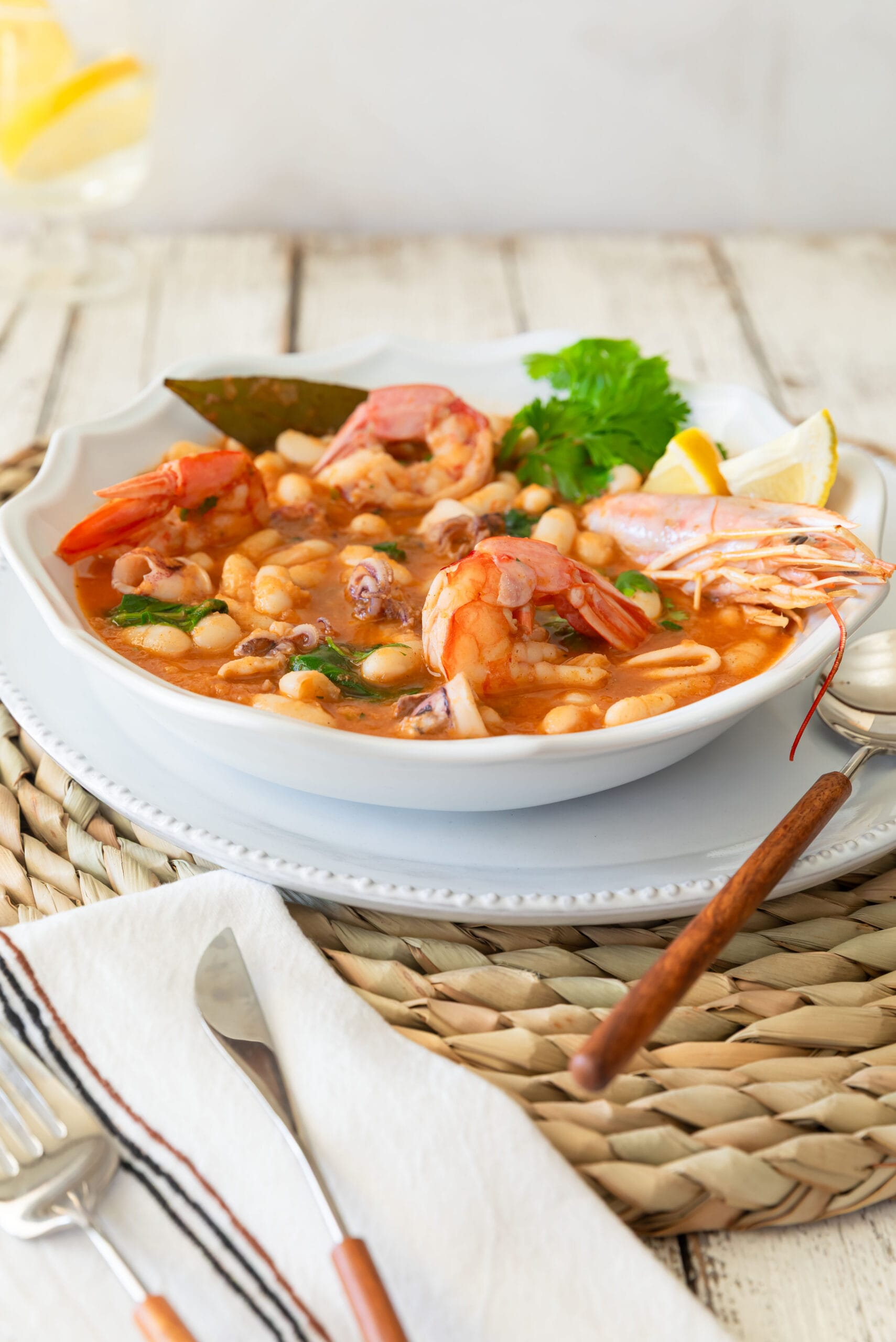 White beans with calamari and prawns, Mediterranean style 2 Guiso de alubias blancas 1 scaled